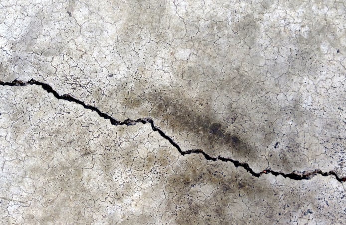 Repair large cracks in concrete structures with Hydro Mix & Fix