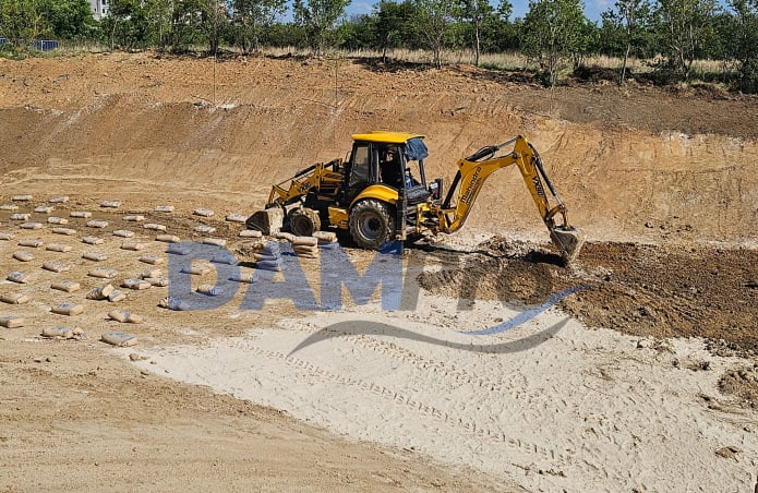 Sodium Bentonite is best used in the mixed blanket method